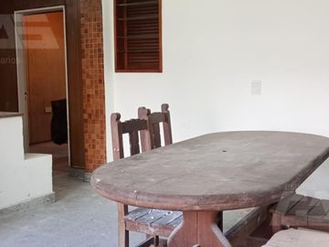 Chalet multifamiliar con amplio jardin y cocheras