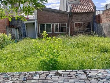 Chalet multifamiliar con amplio jardin y cocheras