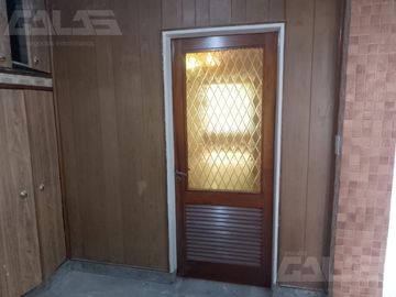 Chalet multifamiliar con amplio jardin y cocheras
