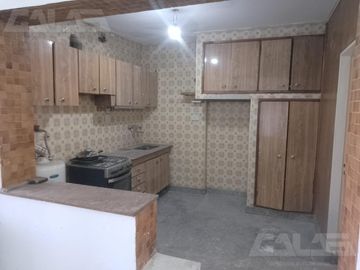 Chalet multifamiliar con amplio jardin y cocheras