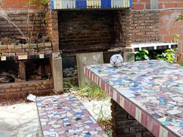 Chalet multifamiliar con amplio jardin y cocheras