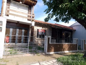 Chalet multifamiliar con amplio jardin y cocheras