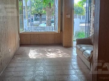 Chalet multifamiliar con amplio jardin y cocheras
