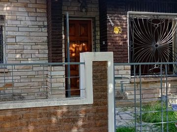 Chalet multifamiliar con amplio jardin y cocheras