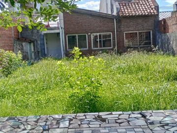 Chalet multifamiliar con amplio jardin y cocheras