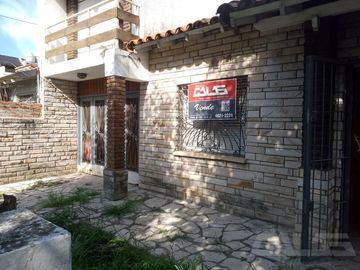 Chalet multifamiliar con amplio jardin y cocheras