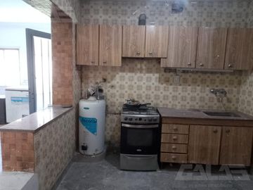 Chalet multifamiliar con amplio jardin y cocheras
