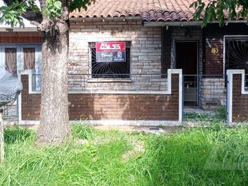 Chalet multifamiliar con amplio jardin y cocheras