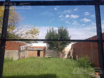 Chalet multifamiliar con amplio jardin y cocheras