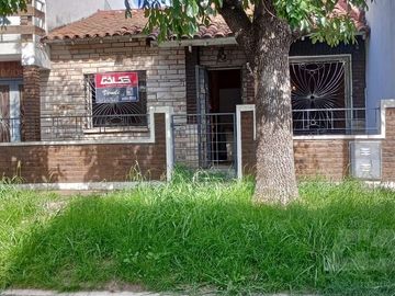 Chalet multifamiliar con amplio jardin y cocheras