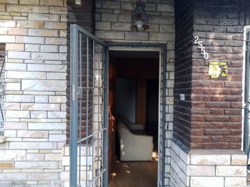 Chalet multifamiliar con amplio jardin y cocheras
