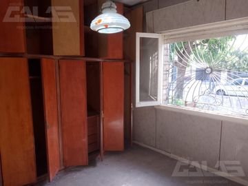 Chalet multifamiliar con amplio jardin y cocheras