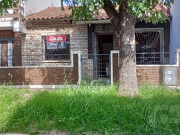 Chalet multifamiliar con amplio jardin y cocheras