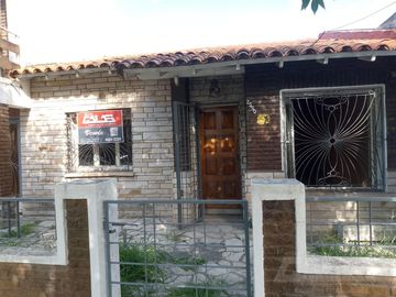 Chalet multifamiliar con amplio jardin y cocheras