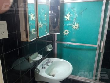 Chalet multifamiliar con amplio jardin y cocheras