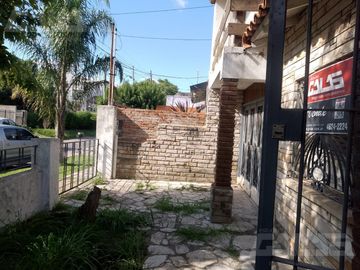 Chalet multifamiliar con amplio jardin y cocheras