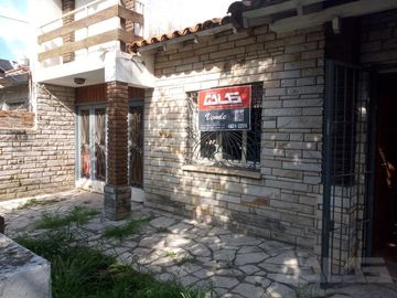 Chalet multifamiliar con amplio jardin y cocheras