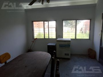 Chalet multifamiliar con amplio jardin y cocheras