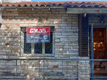 Chalet multifamiliar con amplio jardin y cocheras