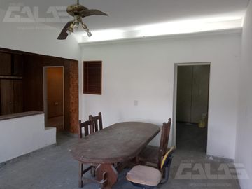 Chalet multifamiliar con amplio jardin y cocheras
