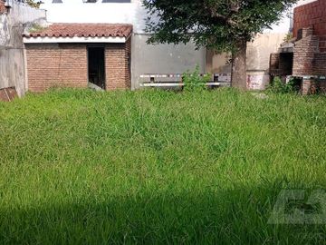 Chalet multifamiliar con amplio jardin y cocheras