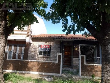 Chalet multifamiliar con amplio jardin y cocheras