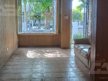 Chalet multifamiliar con amplio jardin y cocheras