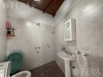 Venta en block de 3 departamentos 3 ambientes en Bernal Oeste