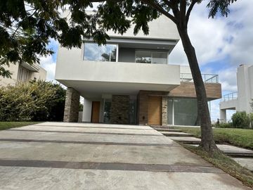 Casa En Venta, Puertos Del Lago