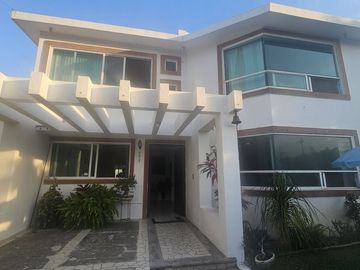 Casa en Venta en Fraccionamiento Vergeles de Oaxtepec, Morelos.
