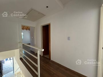 Moderno Complejo de Dúplex, 3 Amb. a Estrenar con Cochera y Jardín