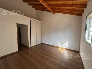 Moderno Complejo de Dúplex, 3 Amb. a Estrenar con Cochera y Jardín