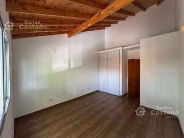Moderno Complejo de Dúplex, 3 Amb. a Estrenar con Cochera y Jardín