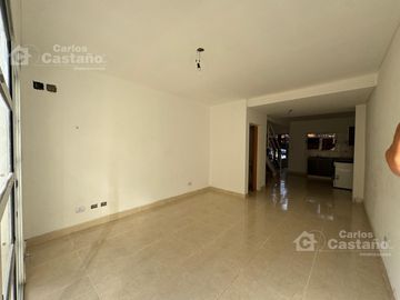 Moderno Complejo de Dúplex, 3 Amb. a Estrenar con Cochera y Jardín