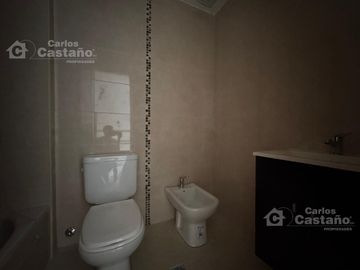 Moderno Complejo de Dúplex, 3 Amb. a Estrenar con Cochera y Jardín