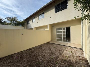 Moderno Complejo de Dúplex, 3 Amb. a Estrenar con Cochera y Jardín
