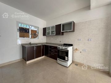 Moderno Complejo de Dúplex, 3 Amb. a Estrenar con Cochera y Jardín