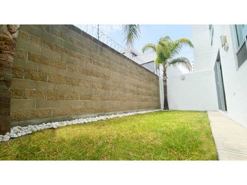 Casa en venta en Bosques de Zavaleta Puebla 3 recamaras y jardin