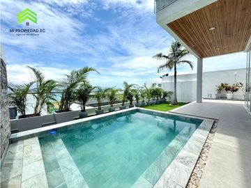 Casa con piscina y vista al mar en Urbanizacion Ciudad del Mar – Manta