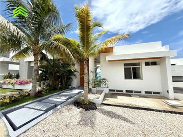 Casa con piscina y vista al mar en Urbanizacion Ciudad del Mar – Manta