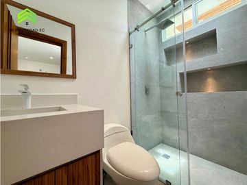 Casa con piscina y vista al mar en Urbanizacion Ciudad del Mar – Manta