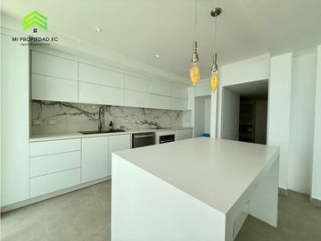 Casa con piscina y vista al mar en Urbanizacion Ciudad del Mar – Manta