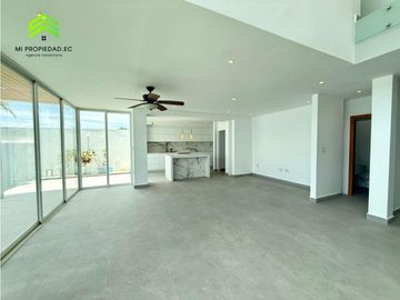 Casa con piscina y vista al mar en Urbanizacion Ciudad del Mar – Manta