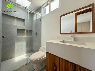 Casa con piscina y vista al mar en Urbanizacion Ciudad del Mar – Manta
