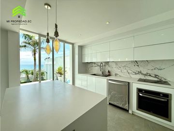 Casa con piscina y vista al mar en Urbanizacion Ciudad del Mar – Manta
