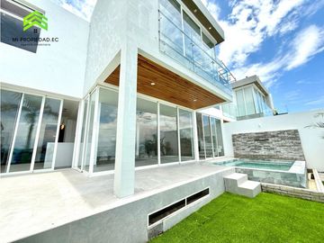 Casa con piscina y vista al mar en Urbanizacion Ciudad del Mar – Manta