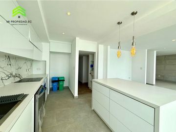 Casa con piscina y vista al mar en Urbanizacion Ciudad del Mar – Manta