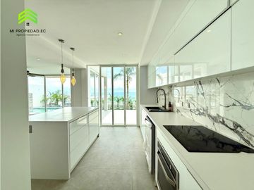 Casa con piscina y vista al mar en Urbanizacion Ciudad del Mar – Manta