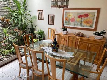 Casa en Venta en Naucalpan de Juárez, Ciudad Satélite NC. 24-184