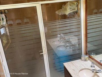 Casa en Venta en Naucalpan de Juárez, Ciudad Satélite NC. 24-184